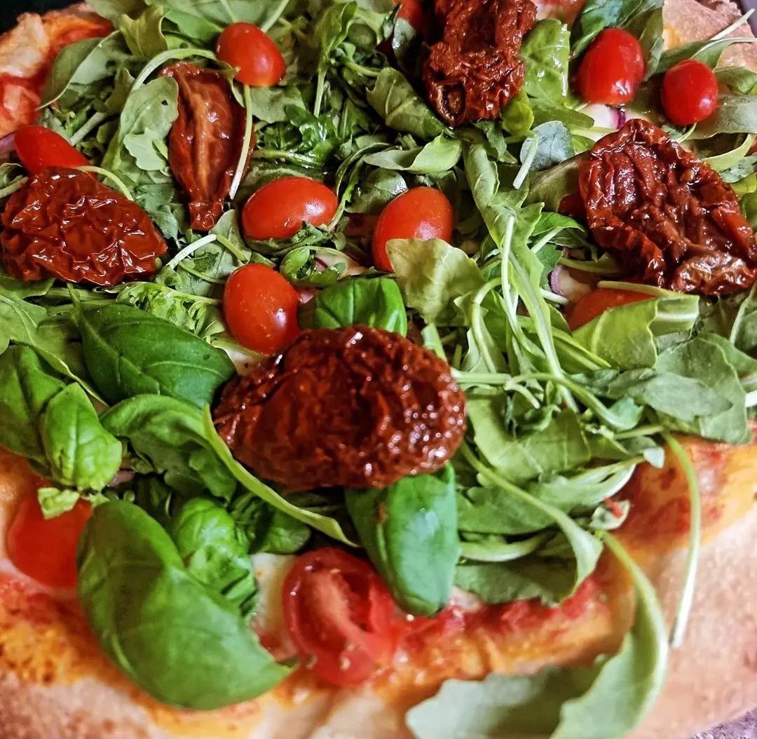 Pizza mit Rucola und Parmaschinken