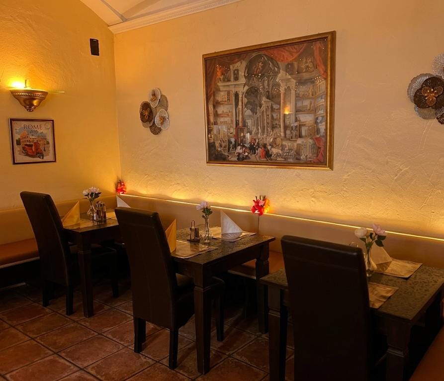 Restaurantinnenraum mit gedeckten Tischen